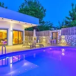 Villa Uezuemlue 1 Bedroom Secluded With Private Pool Hot Tub *