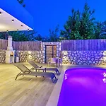 Uezuemlue 1 Bedroom Secluded With Private Pool Hot Tub Villa