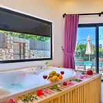 Uezuemlue 1 Bedroom Secluded With Private Pool Hot Tub * Kalkan