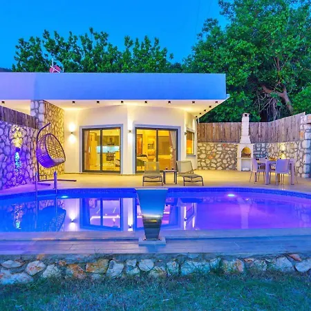 Βίλα Uezuemlue 1 Bedroom Secluded With Private Pool Hot Tub Καλκάν